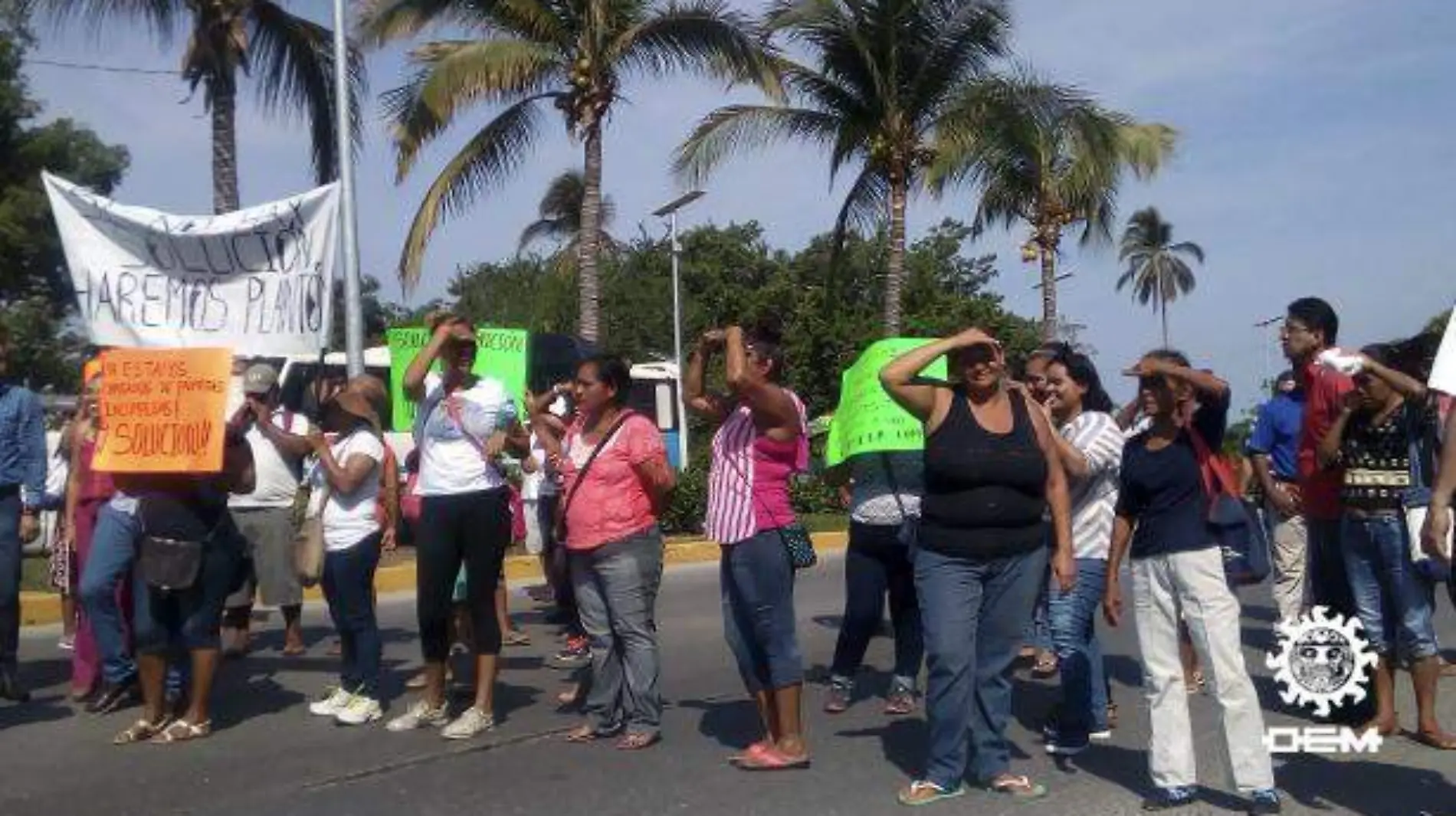 Acapulco - bloquean el bulevar de las naciones